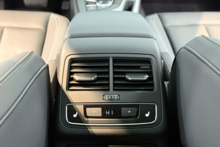 奥迪A4L 2020款 40 TFSI 豪华致雅型中控内饰7005