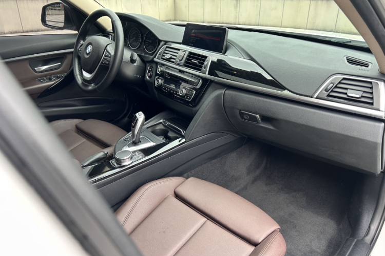 宝马3系 2019款 320Li 时尚型中控内饰7010