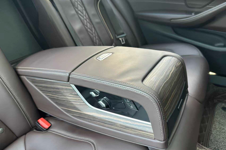 宝马5系 2020款 530Li 领先型 豪华套装车身外观6012