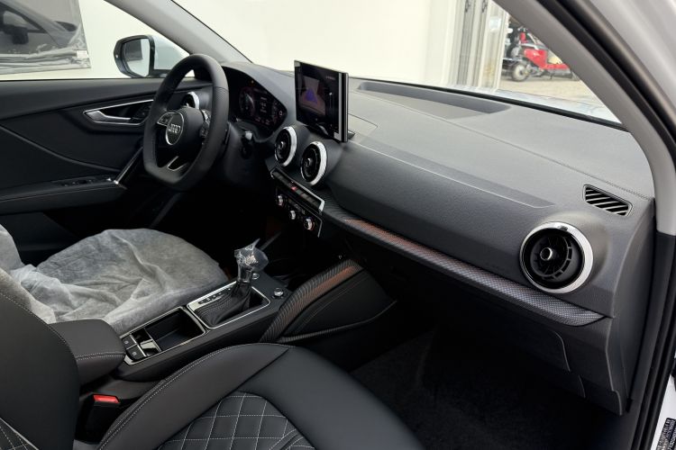 奥迪Q2L 2025款 35TFSI 时尚动感型中控内饰7006