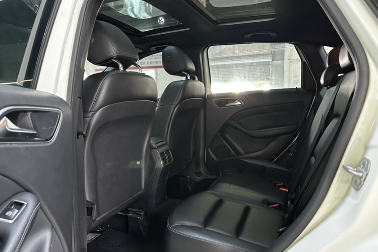 奔驰B级 2015款 B 200 时尚型中控内饰7004