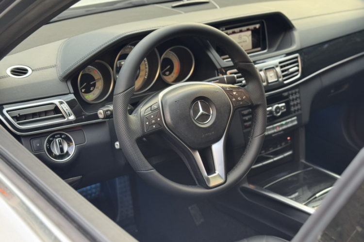 奔驰E级 2015款 E 320 L 运动型局部细节13