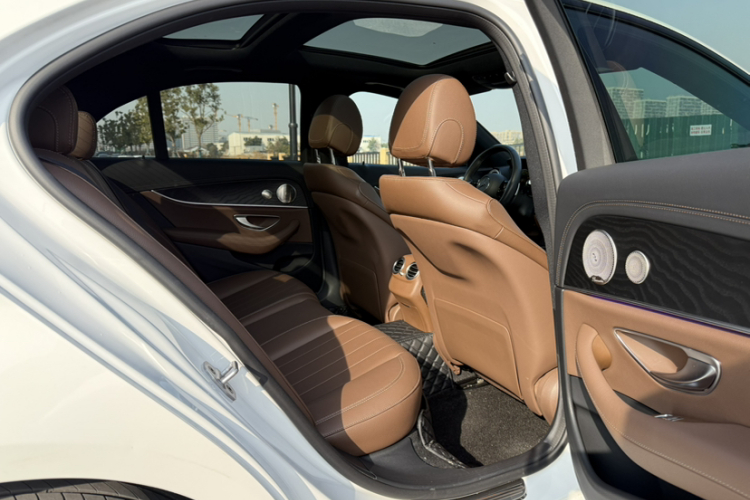 奔驰E级(进口) 2023款 E 300 时尚型运动版中控内饰7004