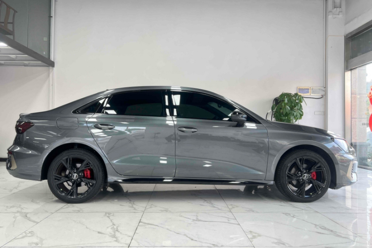 奥迪A3 2024款 A3L Limousine 35 TFSI RS套件燃速型车身外观6009