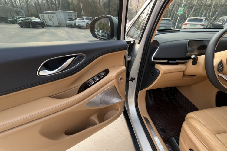 岚图汽车 岚图梦想家 2025款 PHEV 四驱旗舰乾崑版中控内饰7002