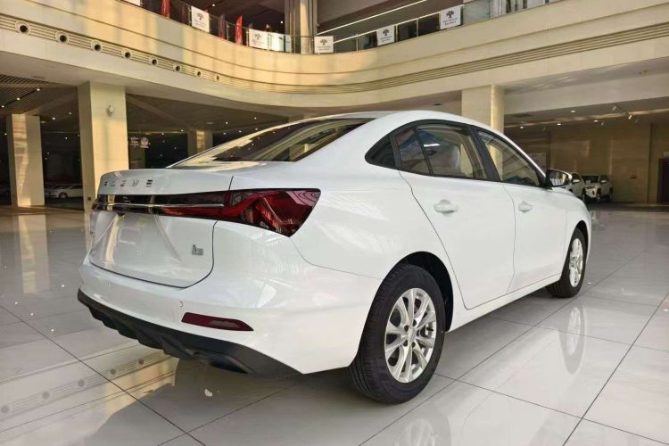 荣威i5 2024款 1.5L CVT尊荣版车身外观6004