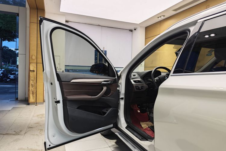 宝马X1 2018款 sDrive18Li 尊享型车身外观6010