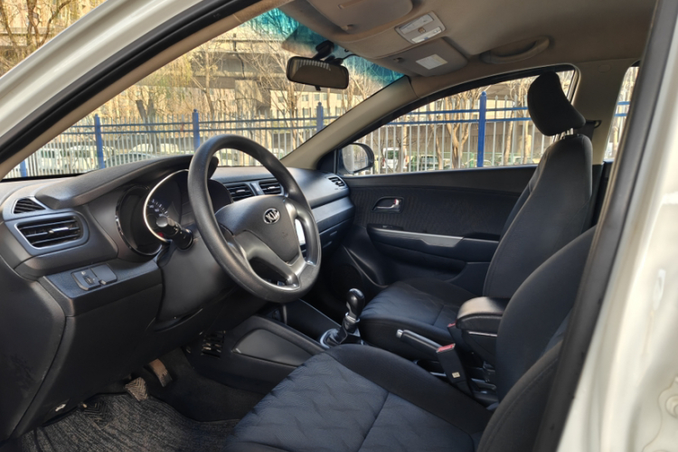 起亚K2 2015款 三厢 1.4L MT GLS中控内饰7002