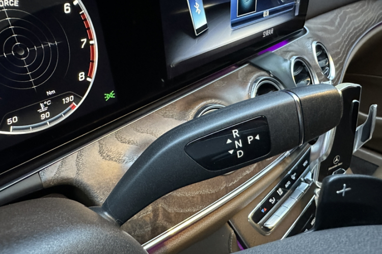 奔驰E级 2020款 改款 E 300 L 殊享版局部细节18