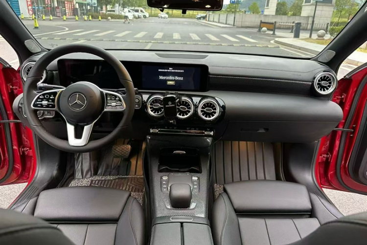 奔驰A级 2020款 改款 A 200 L 运动轿车动感型中控内饰7004