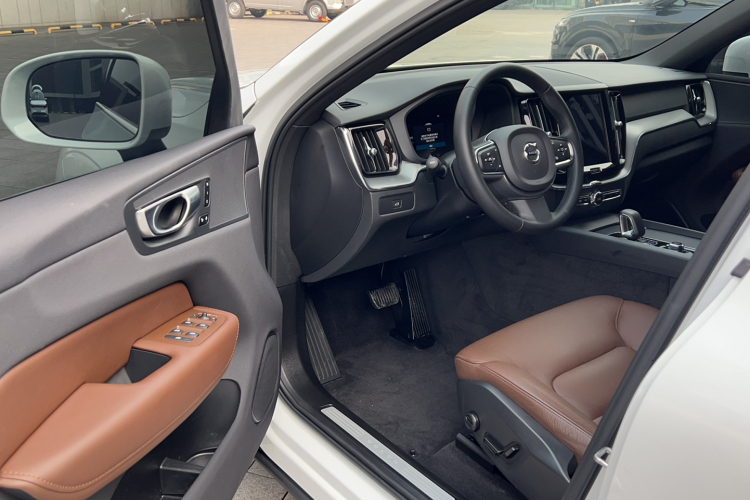 沃尔沃XC60 2023款 B5 四驱智逸豪华版中控内饰7001