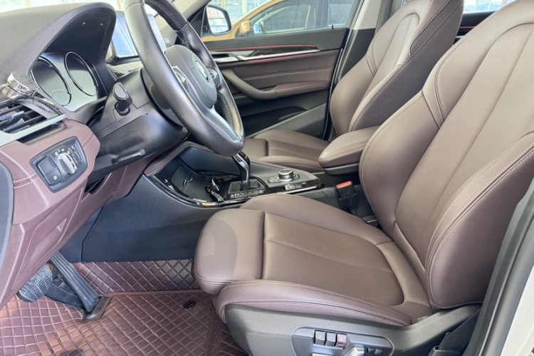 宝马X1 2022款 改款 xDrive25Li 尊享型中控内饰7002