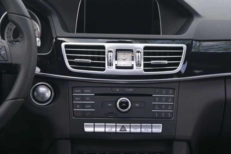 奔驰E级 2015款 改款 E 260 L 运动型中控内饰7003