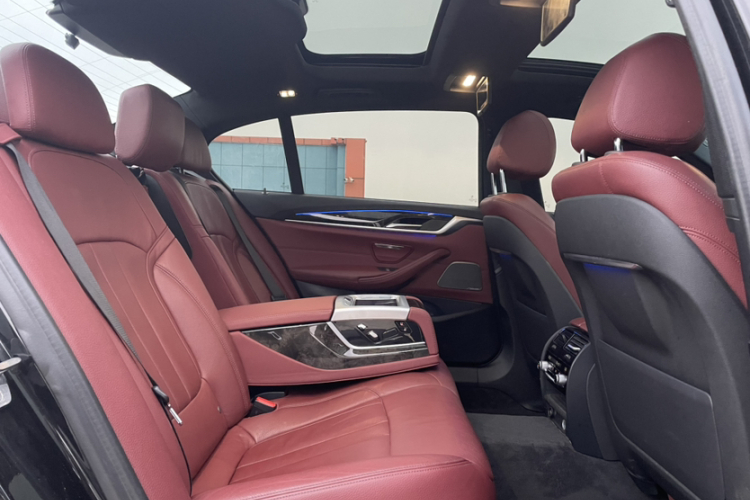 宝马5系 2019款 改款 530Li 尊享型 M运动套装中控内饰7012