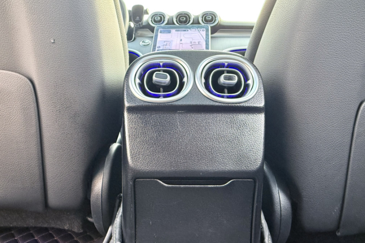 奔驰C级 2023款 C 260 L 运动版中控内饰7010