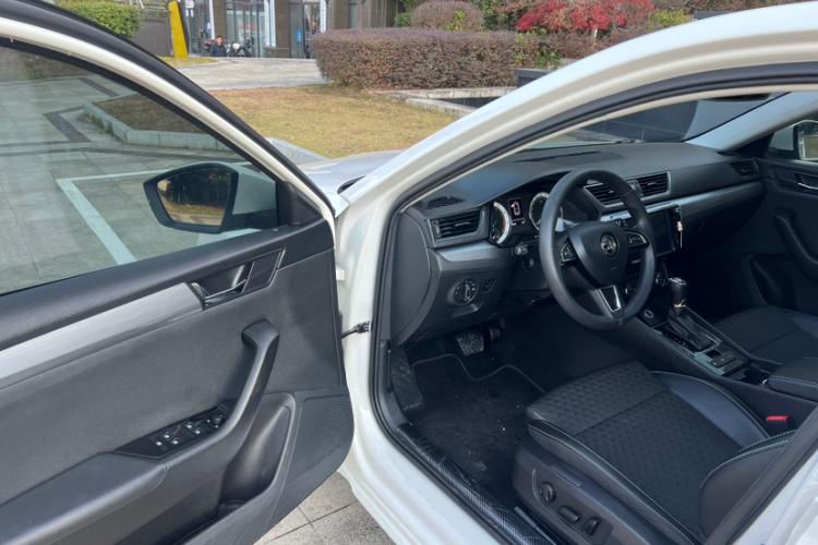 斯柯达 速派 2018款 TSI330 DSG舒适版 国V中控内饰7003