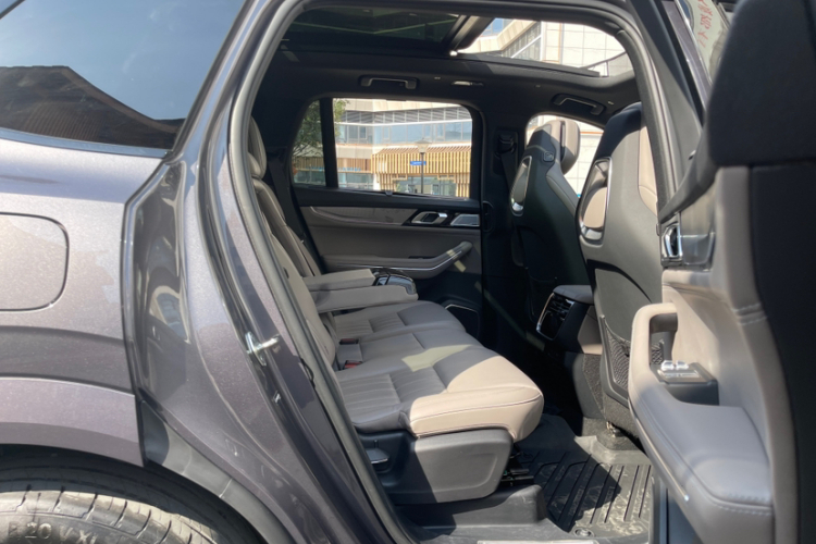 领克09 EM-P 2023款 2.0TD EM-P 远航版PM 七座中控内饰7005