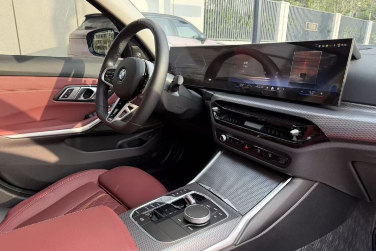 宝马3系 2025款 330Li M运动曜夜套装中控内饰7001