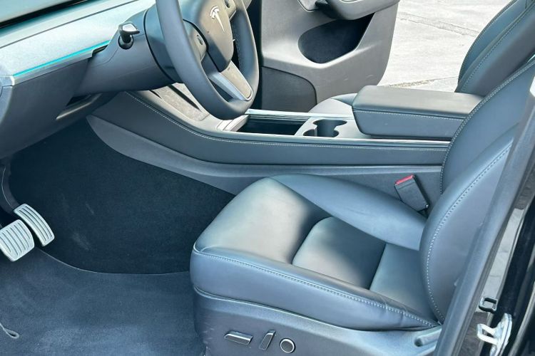 特斯拉 Model Y 2023款 高性能全轮驱动版中控内饰7004