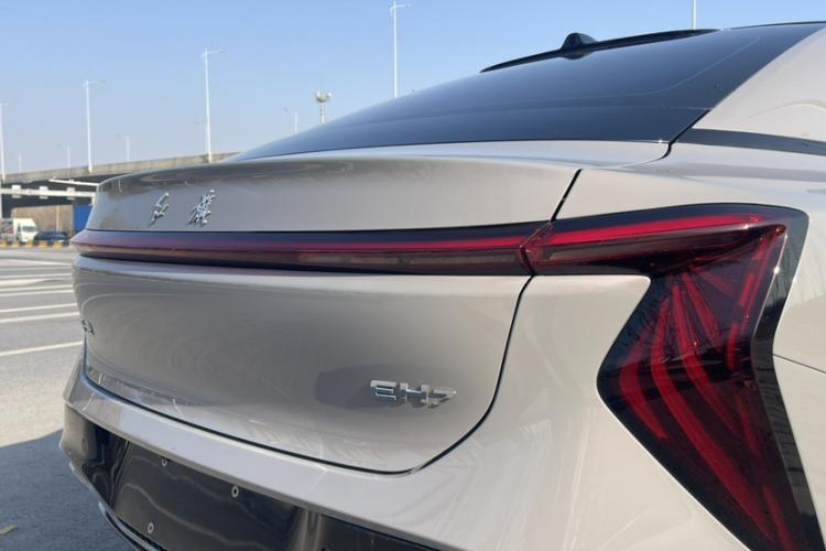 红旗EH7 2025款 640 四驱 智选版车身外观6008