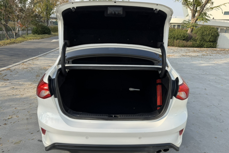 福特 福克斯 2020款 三厢 EcoBoost 180 自动锋潮型局部细节23