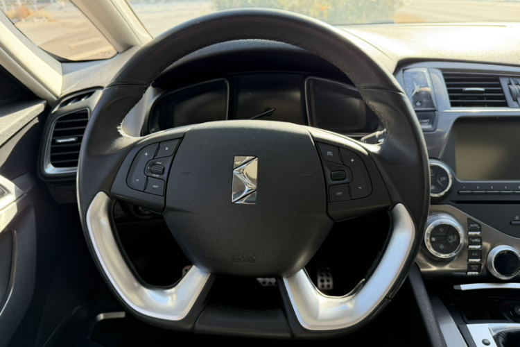 DS 5 2013款 1.6T 雅致版THP200局部细节13