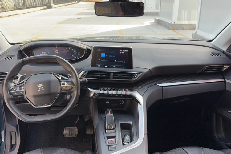 标致5008 2017款 350THP 7座精英版中控内饰7003