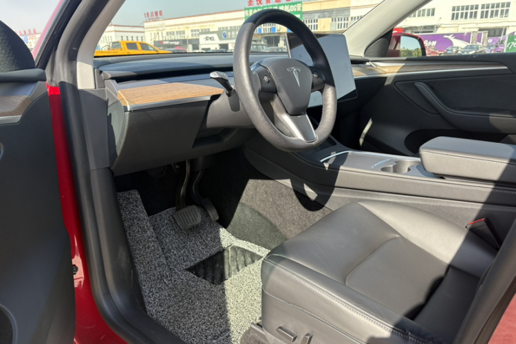特斯拉 Model Y 2021款 长续航全轮驱动版中控内饰7004