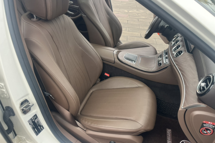 奔驰E级 2019款 E 300 L 时尚型中控内饰7011