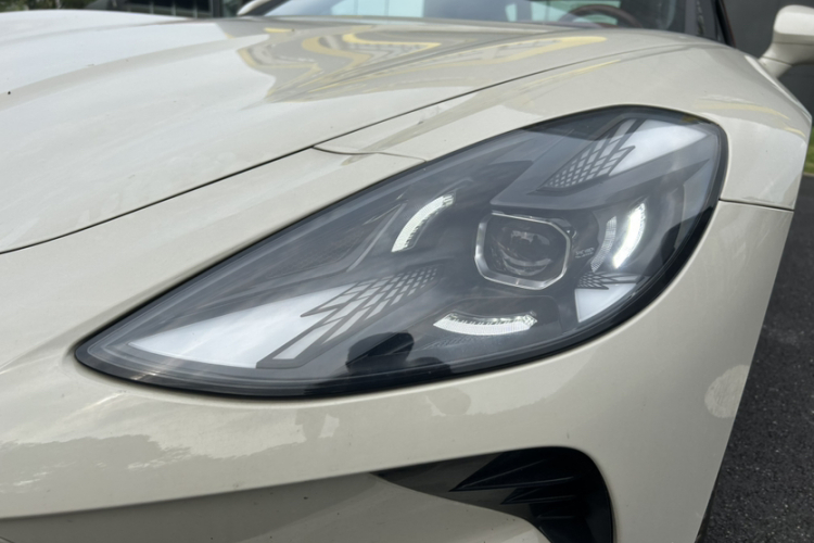 名爵 MG Cyberster 2024款 520km 传奇四驱红篷版车身外观6011