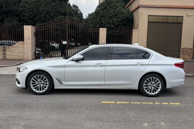 宝马5系 2020款 530Li 领先型 豪华套装车身外观6002
