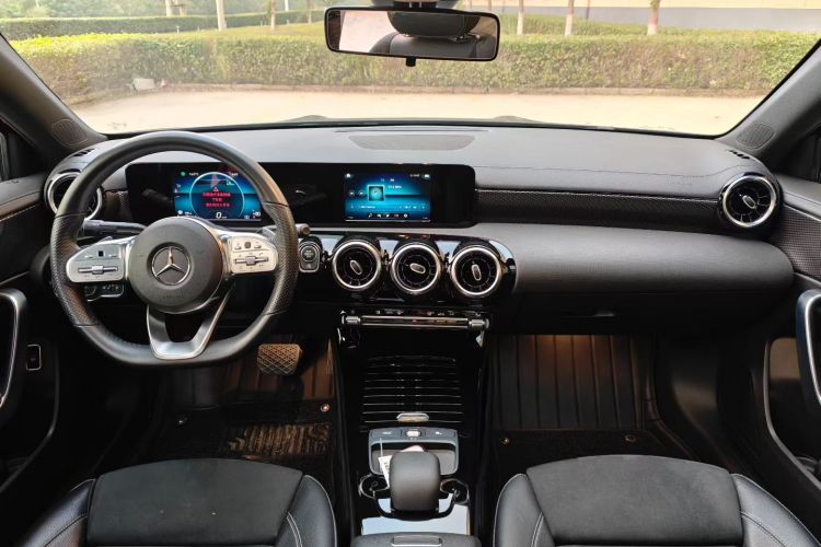 奔驰A级 2019款 A 180 L 运动轿车中控内饰7003