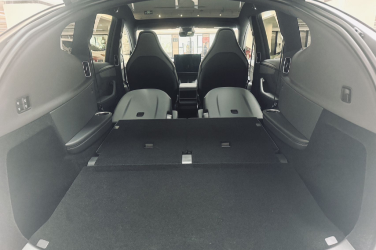 特斯拉 Model Y L 2025款 长续航全轮驱动版中控内饰7004