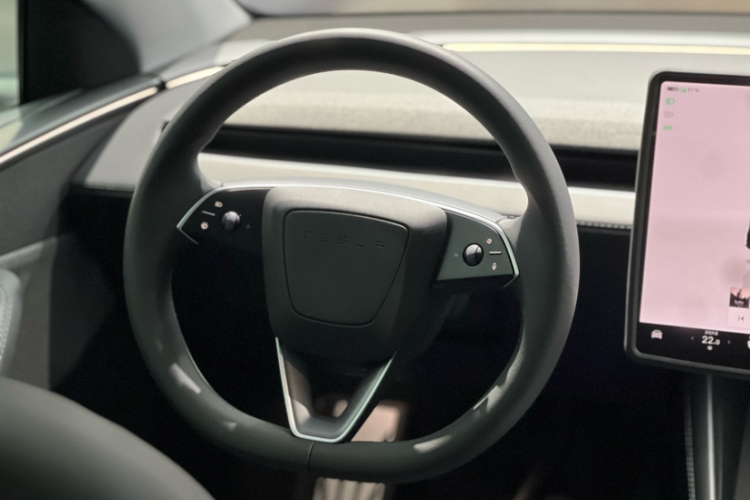 特斯拉 Model Y 2025款 后轮驱动版中控内饰7001