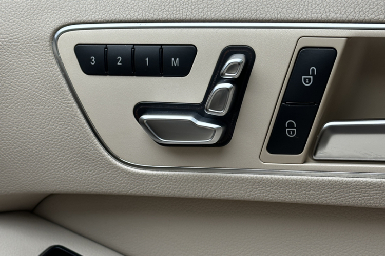 奔驰E级 2015款 E 200 L中控内饰7004