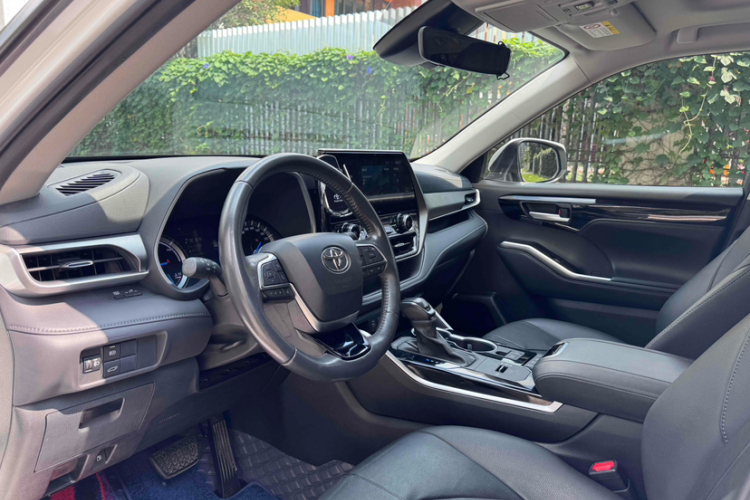 丰田 汉兰达 2022款 双擎 2.5L 四驱尊贵版 7座中控内饰7004