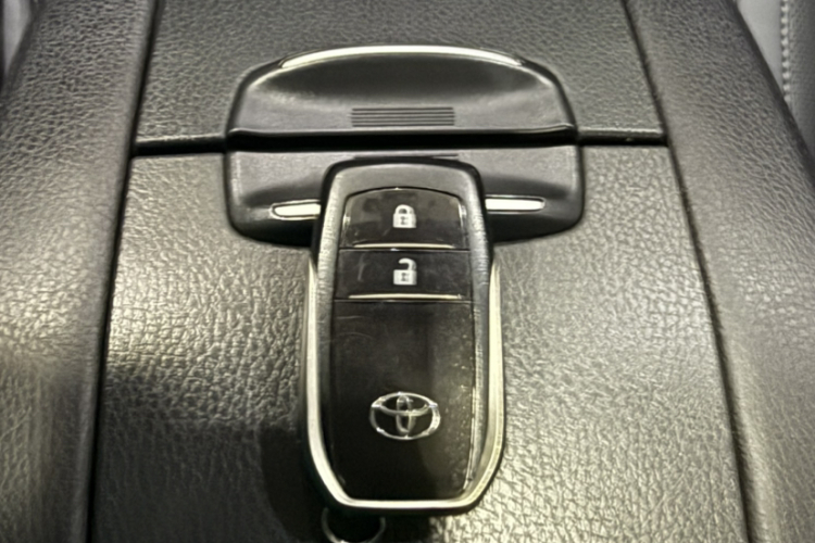 丰田 汉兰达 2018款 2.0T 四驱豪华版 7座 国VI中控内饰7001