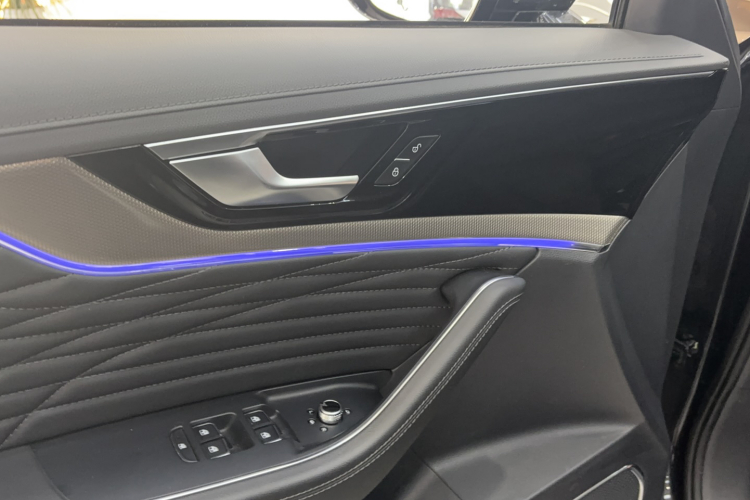 红旗HS5 2022款 改款 2.0T 智联旗享版中控内饰7002