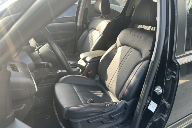 福田 大将军G9 2021款 2.0T装甲大将军手动两驱休闲版乐享型长箱4F20TC局部细节19