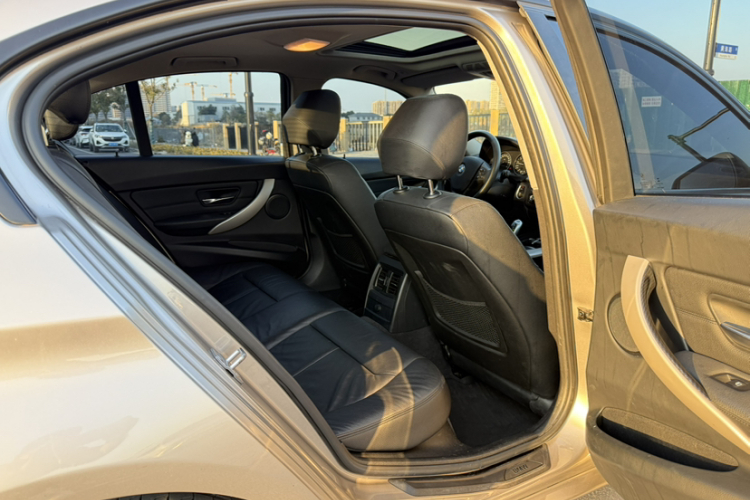 宝马3系 2014款 320i 时尚型中控内饰7003