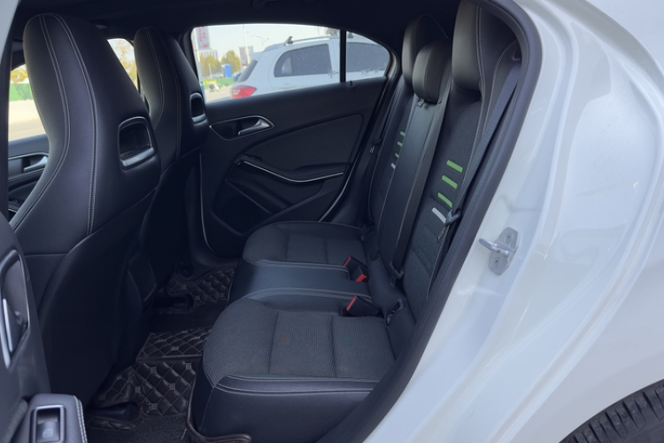 奔驰A级(进口) 2017款 A 200 动感型中控内饰7002