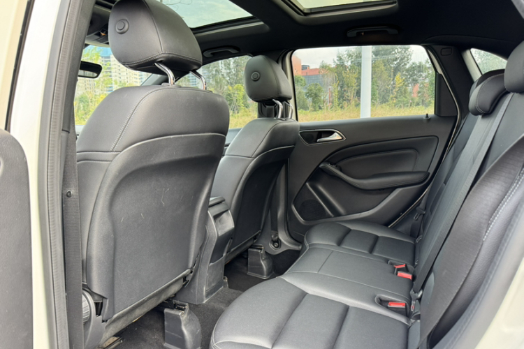 奔驰B级 2019款 B 200 动感型中控内饰7003