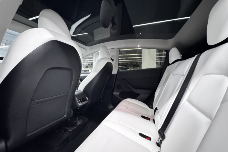 特斯拉 Model Y 2022款 长续航全轮驱动版中控内饰7005