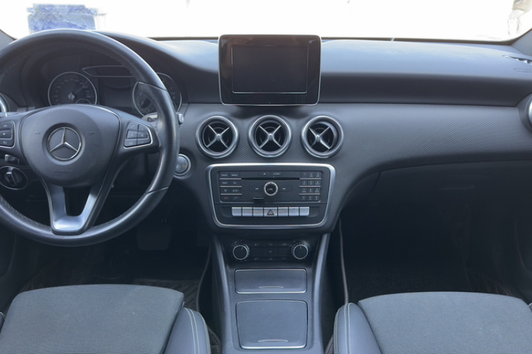 奔驰A级(进口) 2017款 A 200 动感型局部细节16