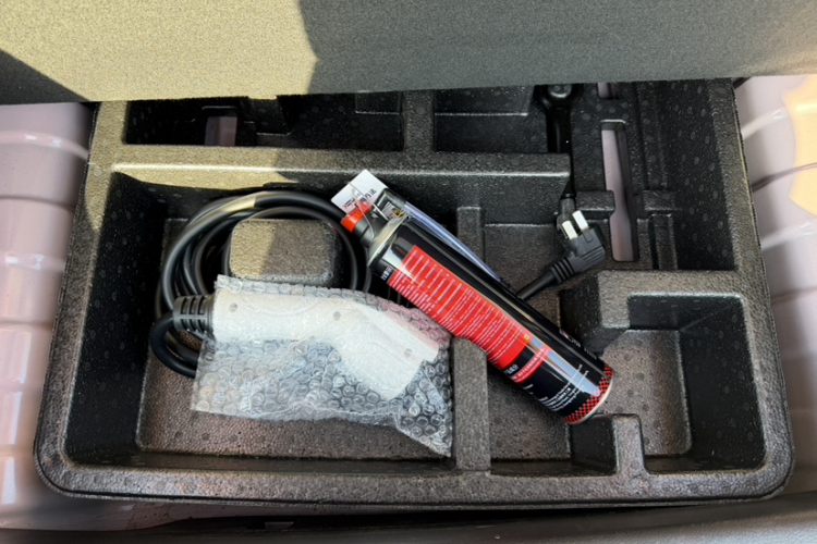 哪吒汽车 哪吒V 2022款 潮 400 Lite 粉色定制款中控内饰7004