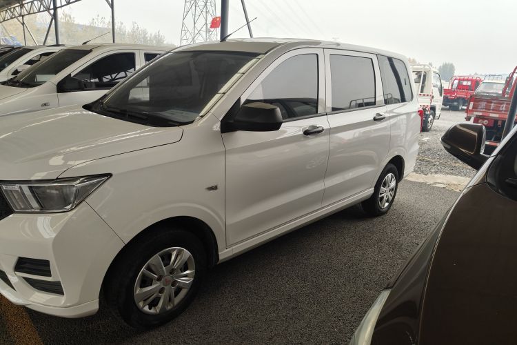 五菱汽车 五菱宏光 2021款 1.5L改款 S基本型 电动助力LAR车身外观1