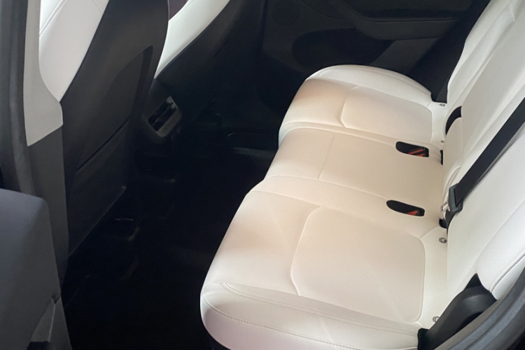 特斯拉 Model Y 2022款 改款 长续航全轮驱动版中控内饰7009