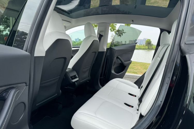 特斯拉 Model Y 2022款 改款 后轮驱动版中控内饰7005