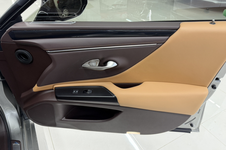 雷克萨斯ES 2020款 300h 卓越版中控内饰7010