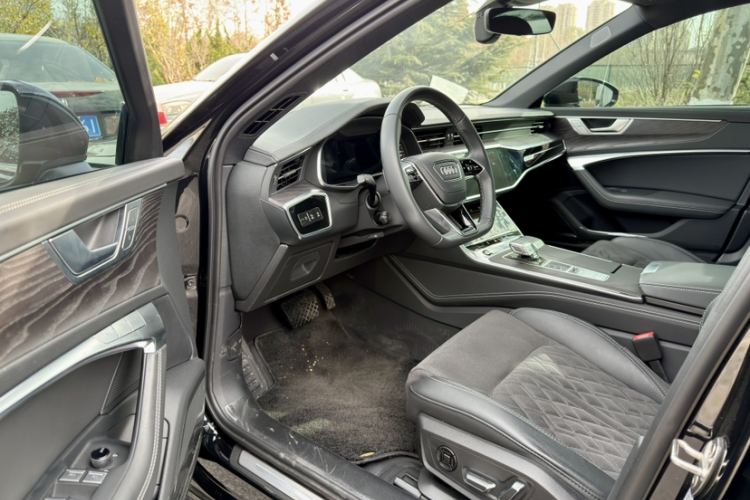 奥迪A6L 2023款 改款 55 TFSI quattro 尊享动感型中控内饰7004